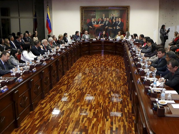 A presidente da Suprema Corte da Venezuela, Gladys Gutierrez (centro), participa de reunião com membros da corte e os novos juízes nomeados na sede da Suprema Corte em Caracas, na quarta (23) (Foto: Reuters/Carlos Garcia Rawlins)