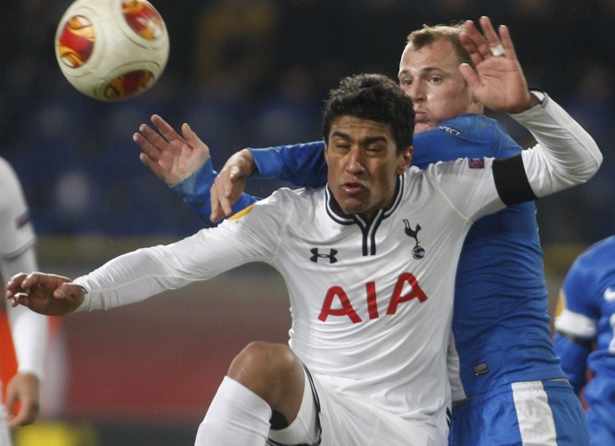 Zozulya e Paulinho Tottenham x x Dnipro (Foto: AFP)