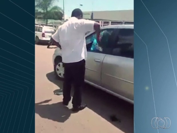 Motorista quebra vidro e retira carro que estava em fila dupla, em Goiânia, Goiás (Foto: Reprodução/TV Anhanguera)