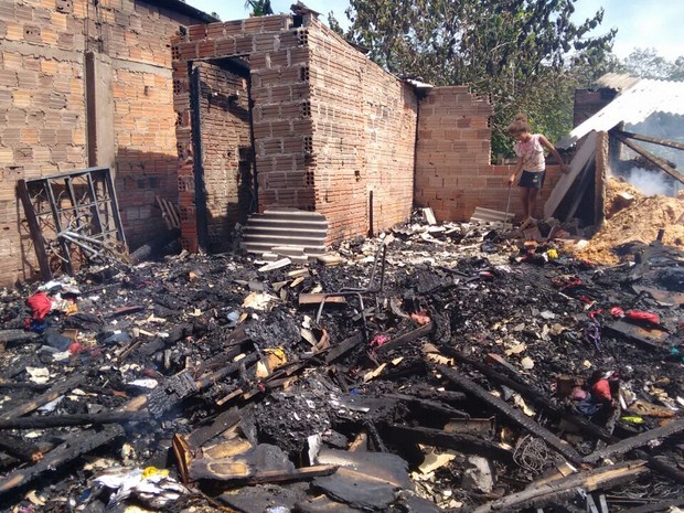 Casa foi totalmente consumida pelo incêndio em Canoas (RS) (Foto: Dayanne Rodrigues/RBS TV)