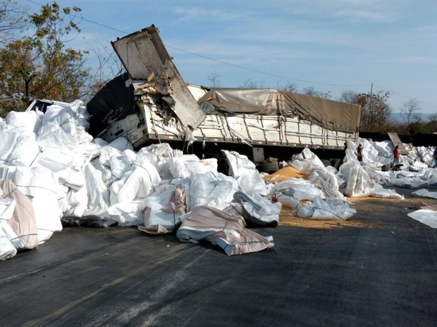 Acidente causou tombamento de carreta carregada com embalagem plástica (Foto: Blog do Sigi Vilares)