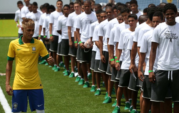 neymar lançamento da nova camisa da seleção brasileira (Foto: Agência EFE)