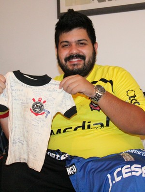 Corinthiano tira as camisas do armário para dar sorte ao Corinthians (Foto: Thiago Fidelix / Globoesporte.com)