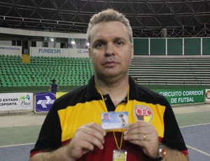 Mozart emocionado com foto do pai (Foto: Wenner Tito/Globoesporte.com) Mozart emocionado com foto do pai (Foto: Wenner Tito/Globoesporte.com)