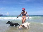 Vanessa Mesquita leva cachorros à praia de Ubatuba e corpo é hit na web
