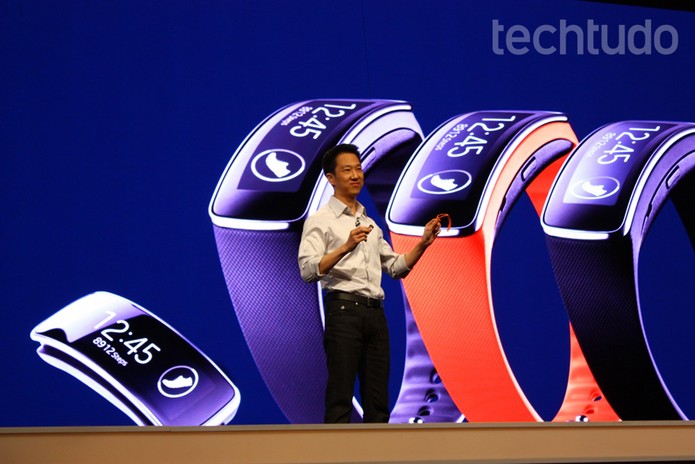 Gear Fit da Samsung: o relógio inteligente com tela curva (Foto: Allan Melo/TechTudo)