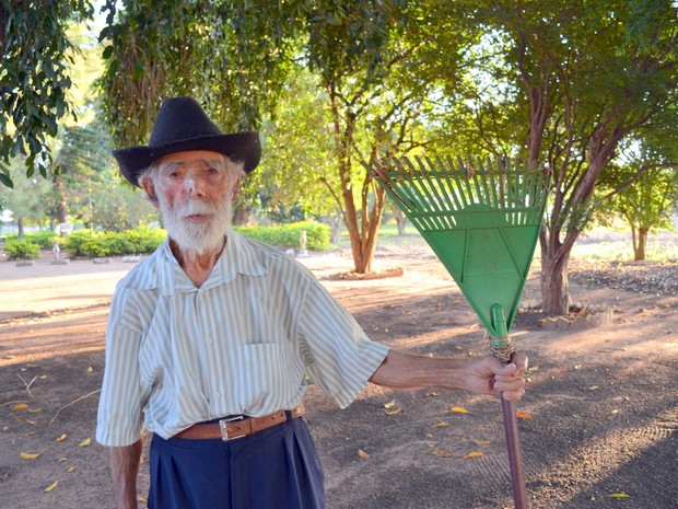Orgulhoso idoso segura ferramenta de trabalho em Piracicaba (Foto: Fernanda Zanetti/G1)
