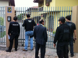 Mandados começaram a ser cumpridos desde a madrugada desta quinta-feira (19) (Foto: Fernando Parracho / RPC TV ) Mandados começaram a ser cumpridos desde a madrugada desta quinta-feira (19) (Foto: Fernando Parracho / RPC TV )