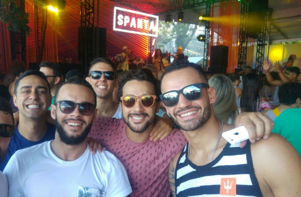 Jogador Renato Augusto com amigos no bloco Spanta (Foto: Divulgação)