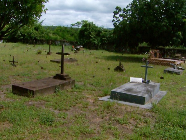 No Cemitério de Bento Quirino, vítimas de febre amarela eram enterradas em covas coletivas (Foto: Reprodução/EPTV)