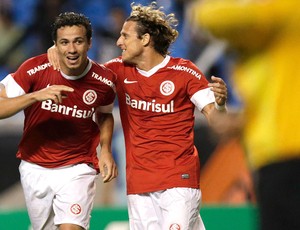 Damião e Forlan, Botafogo x Internacional (Foto: Agência Reuters) Damião e Forlan, Botafogo x Internacional (Foto: Agência Reuters)
