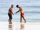 Felipe Titto e ex-BBB Yuri curtem praia juntos