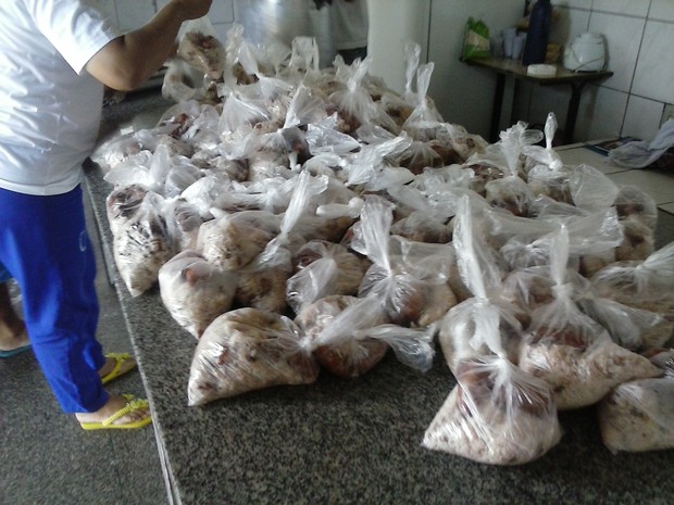 Servidores da penitenciária entregam alimento dentro de sacolas (Foto: Sinpoljuspi)