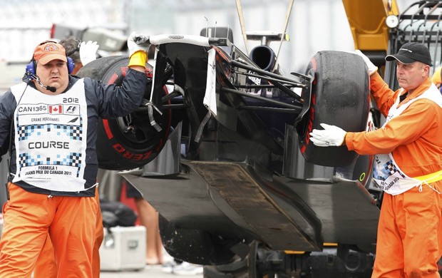 Carro de Bruno Senna ficou bastante danificado após batida no 'Muro dos Campeões' (Foto: AP)
