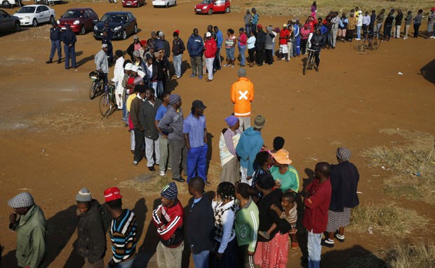 Sul-africanos fazem fila para votar em Bekkersdal, perto de Johanesburgo, nesta quarta-feira (7) (Foto: Mike Hutchings/Reuters)