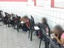 Alunos assistem ao primeiro dia de aula sentados no chão em Fortaleza