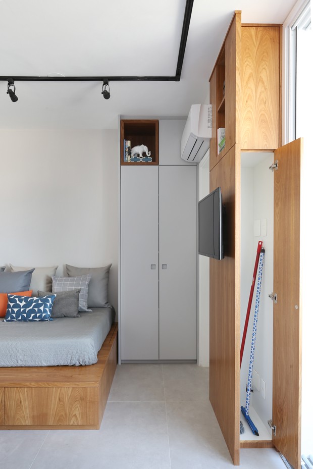 Apartamento de 29 m² tem até sala de TV (Foto: Mariana Orsi)