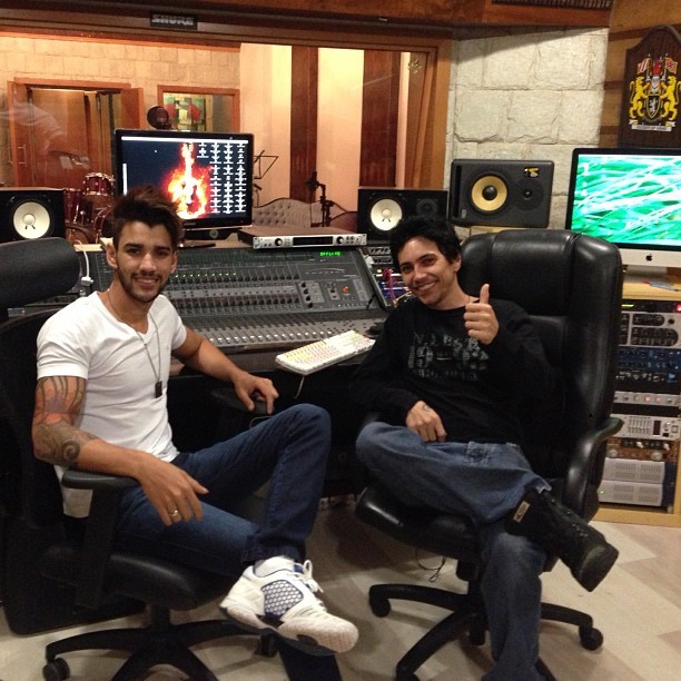 Gusttavo Lima trabalha em seu novo CD no estúdio (Foto: Instagram)