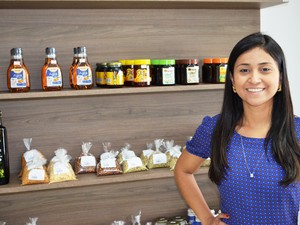 A nutricionista e empreendedora Talita Nascimento orienta os clientes conforme a necessidade de cada um (Foto: Jackson Félix/G1 RR)