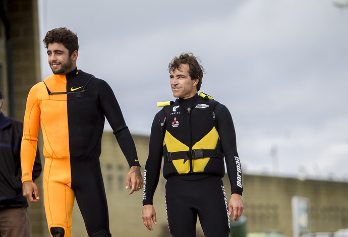 Pedro Scooby e Carlos Burle antes entrarem no temido mar de Nazaré (Foto: Carol Fontes)