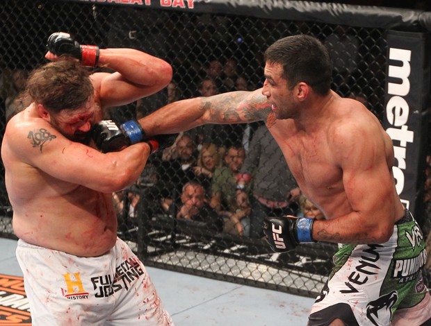 O brasileiro Fabrício Werdum ataca Roy Nelson em combate pelo UFC 143 (Foto: Getty Images)