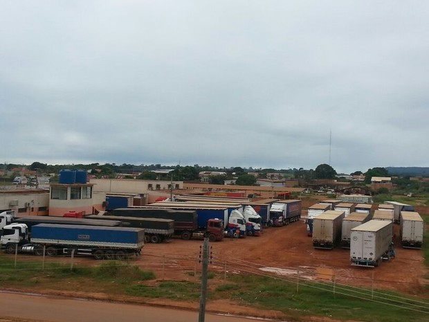 Veículos pesados tem lotado as ruas e pátios de postos de combustível (Foto: Dayanne Saldanha/G1)