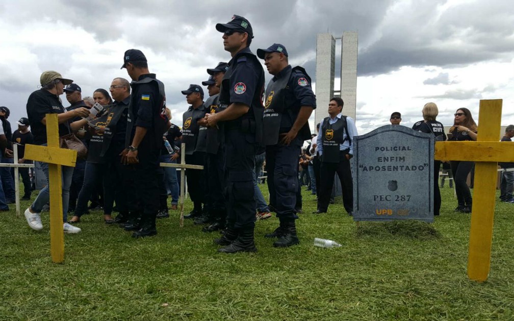 Policiais de diversos estados se reúnem em frente ao Congresso Nacional, em Brasília, contra mudanças na previdência (Foto: Vinicius Werneck/G1)