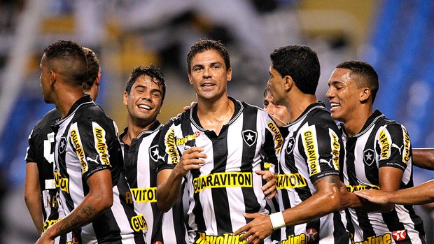 Bolívar comemora gol do Botafogo contra o Duque de Caxias (Foto: Wagner Meier / Agif)