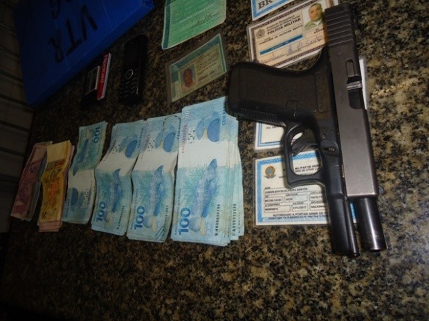 A polícia apreendeu com os suspeitos dinheiro e a arma usada no crime (Foto: Divulgação/Polícia)