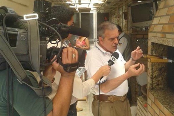 Repórter da RBS TV Santa Cruz acompanha churrasco especial (Foto: Reprodução/RBS TV)