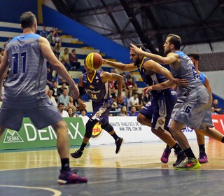 Rio Claro x Mogi das Cruzes Campeonato Paulista de basquete (Foto: Antonio Penedo/Mogi-Helbor)