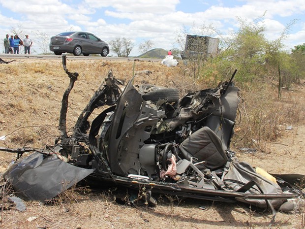 Carro ficou destruído após bater de frente com carreta na Bahia (Foto: Raimundo Mascarenhas/Calila Noticias)
