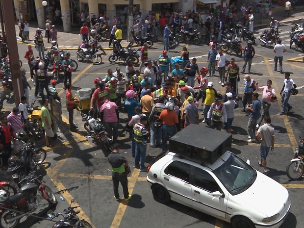 Mototaxistas clandestinos protestaram no Centro de Campina Grande (Foto: Reprodução/TV Paraíba)