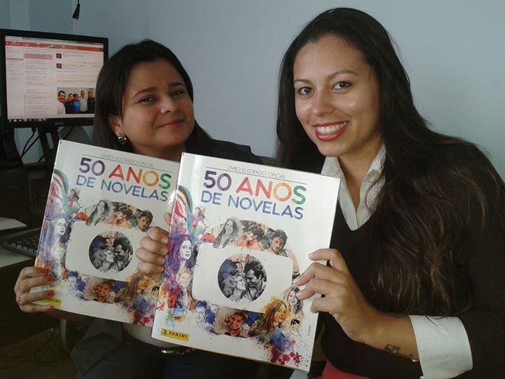 Dione Aguiar e Daniela Lameu posando com seus álbuns ilustrados (Foto: Arquivo Pessoal)