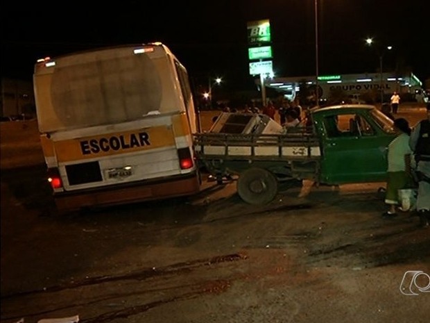 Acidente entre 4 veículos faz uma vítima fatal em trevo de Anápolis, GO (Foto: Reprodução / TV Anhanguera)