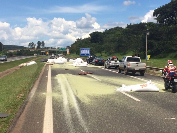 Caminhão invade pista contrária após furar pneu na Dom Pedro em Atibaia (Foto: Peterson Grecco/ TV Vanguarda)