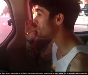 Zayn Malik fumando suposto cigarro de maconha em vídeo do Daily Mail (Foto: Reprodução/Daily Mail)