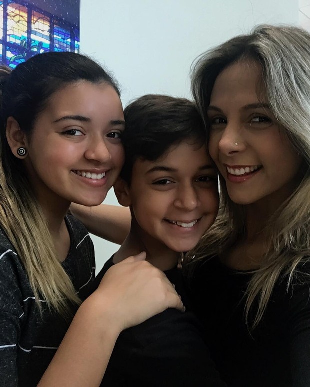 Carla Perez com os filhos com os filhos Camilly Victória e Victor Alexandre  (Foto: Reprodução/Instagram)