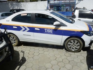 Táxi foi roubado pelo universitário, que utilizou um caco de vidro para render o taxista (Foto: Ricardo Vervloet/ A Gazeta)
