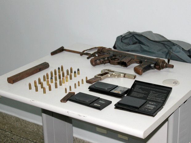 Armas foram encontradas enterradas em terreno da Universidade Federal do Amazonas (Foto: Tiago Melo/G1 AM)
