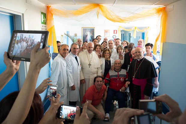 Papa Francisco posa para foto em visita a hospício em Castrovillati, no sul da Itália, neste sábado (21) (Foto: Osservatore Romano/Reuters)