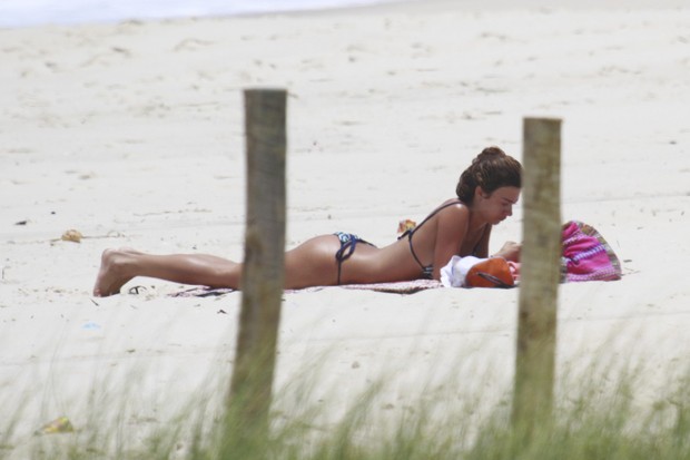 Thaila Ayala na praia da Barra da Tijuca, RJ (Foto: Dilson Silva / Agnews)