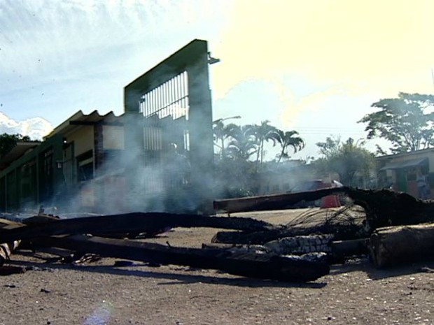 Manifestantes queimaram pedaços de madeira em frente ao portão da usina para chamarem a atenção para a causa, em Vitória (Foto: Reprodução/TV Gazeta)