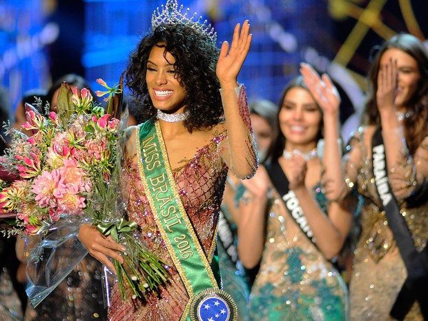 A candidata do estado do Paraná, Raissa Santana, é a vencedora do concurso Miss Brasil  (Foto: Alan Morici/FramePhoto/Estadão Conteúdo)