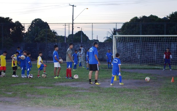 Mais 200 garotos participaram da peneira realizada pela escolinha do Cruzeiro em Roraima, mas somente seis passarm para a segunda fase, em MG (Foto: Herianne Cantanhede)