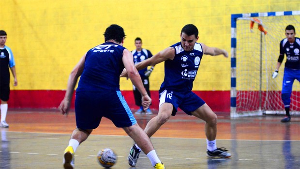 O ala Mardônio (direita), do Taubaté Futsal, tenta parar o ataque do fixo Jaqueson no ginásio do Ametra II (Foto: Jonas Barbetta/Top10 Comunicação)