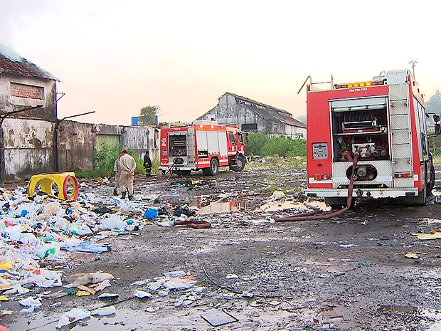 Por causa do incêndio, parte do teto do galpão desabou. Ninguém ficou ferido. (Foto: Imagens/ TV Bahia)