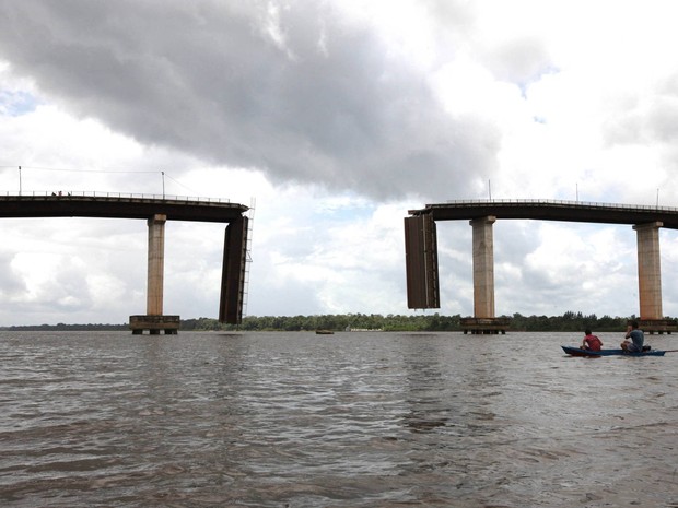 Balsa que colidiu com a ponte transportada 900 toneladas de óleo de palma (Foto: Antonio Silva/ Agência Pará)