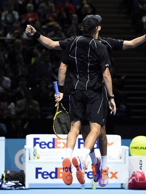 Irmãos Mike e Bob Bryan comemoram título do ATP Finals de tênis (Foto: Reuters)