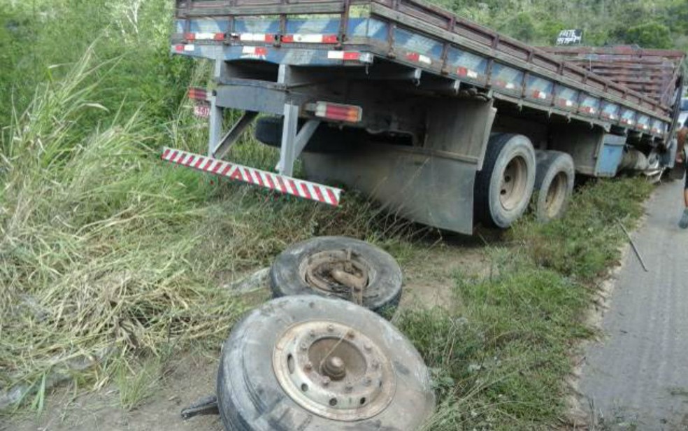 Caminhão foi parar no acostamento após o acidente (Foto: Divulgação/Corpo de Bombeiros Militar)
